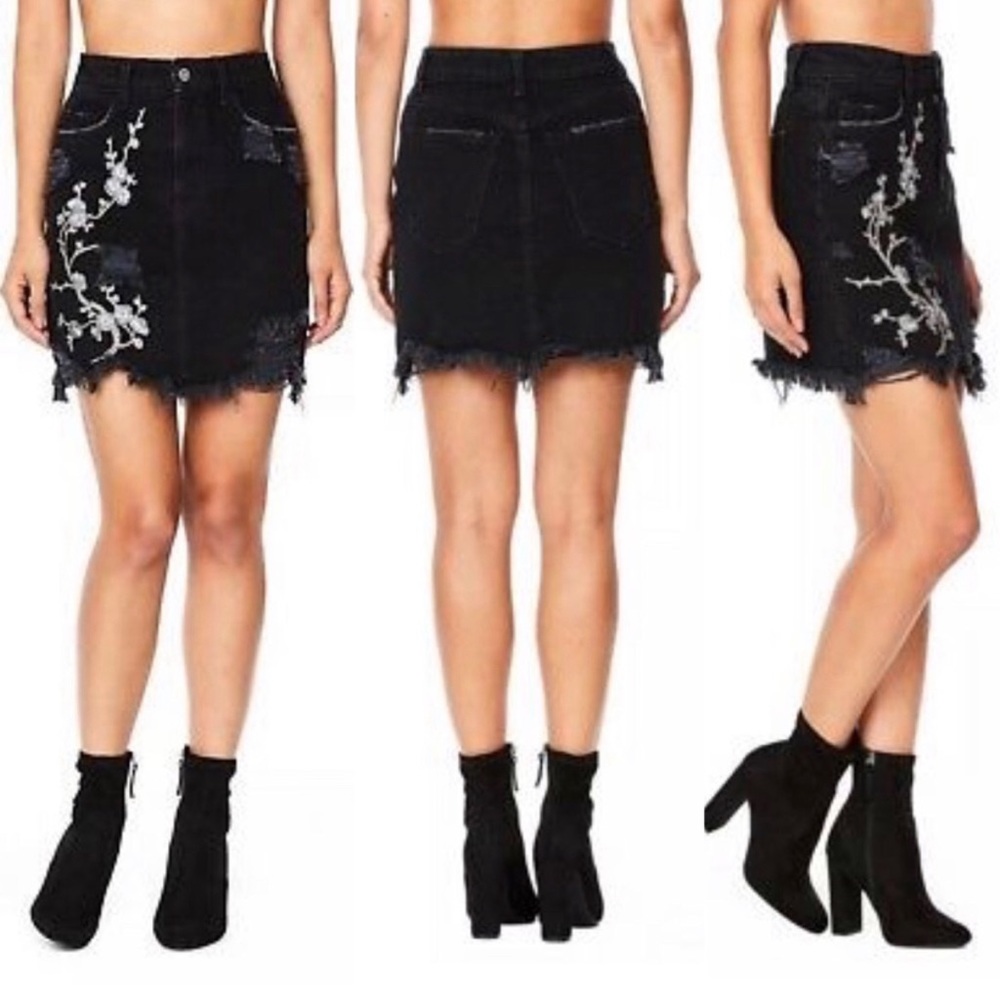 CARMAR BLACK HIGH RISE DISTRESSED FLORAL EMBROIDERED DENIM SKIRT SIZE 28 NWT!